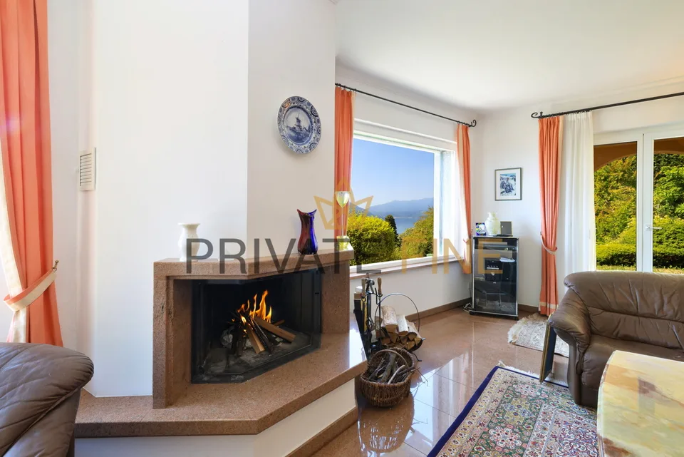 Villa elegante con vista panoramica, giardino e piscina (26)