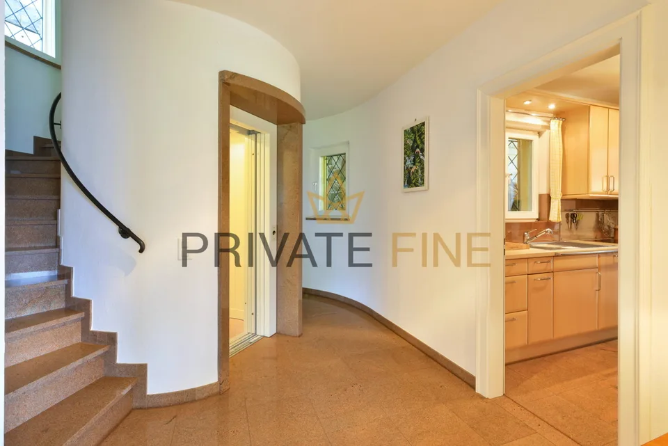 Villa elegante con vista panoramica, giardino e piscina (26) – foto 9 di 11