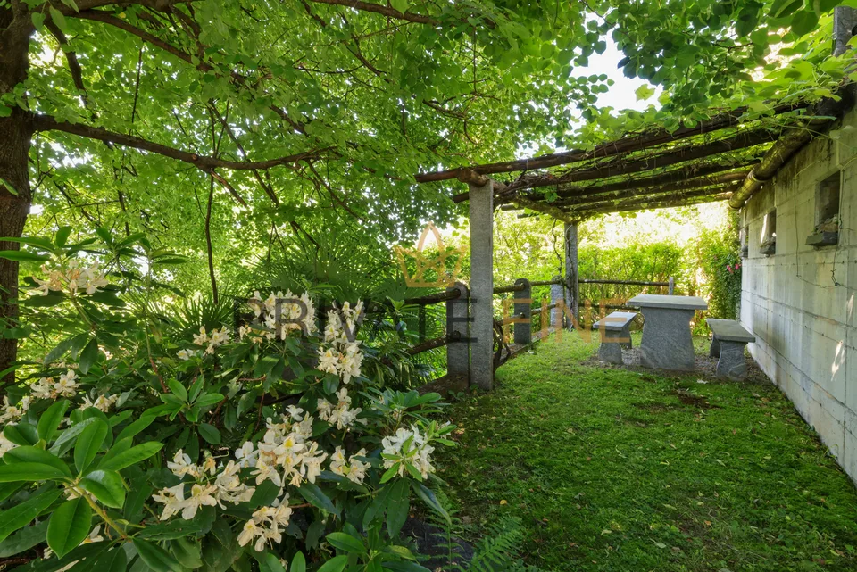 Villa elegante con vista panoramica, giardino e piscina (26) – foto 11 di 11