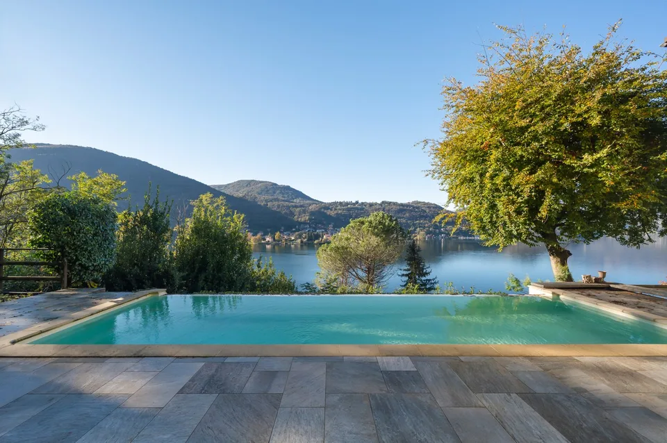 Elegante Villa mit Seeblick und Pool
