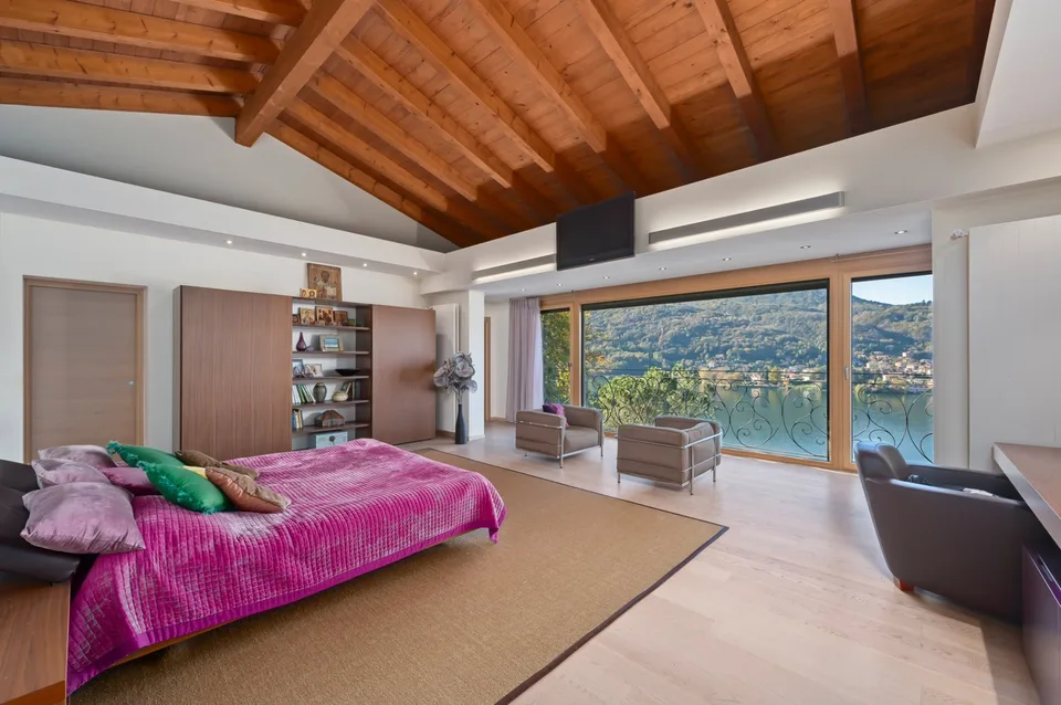 Elegante Villa mit Seeblick und Pool