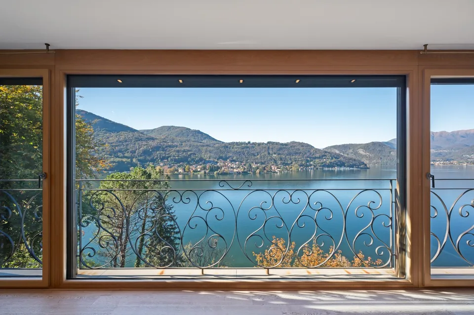 Elegante Villa mit Seeblick und Pool