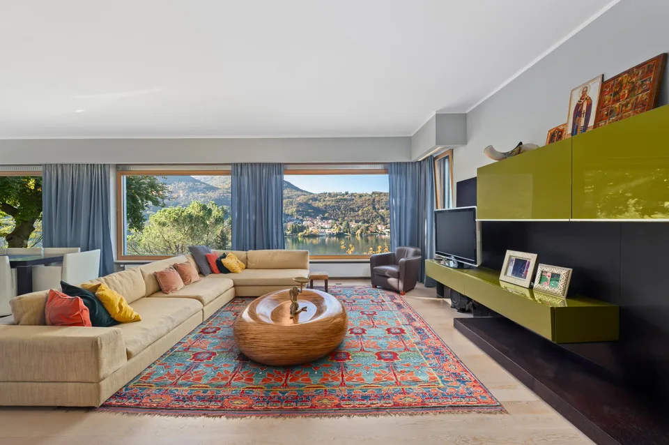 Elegante Villa mit Seeblick und Pool