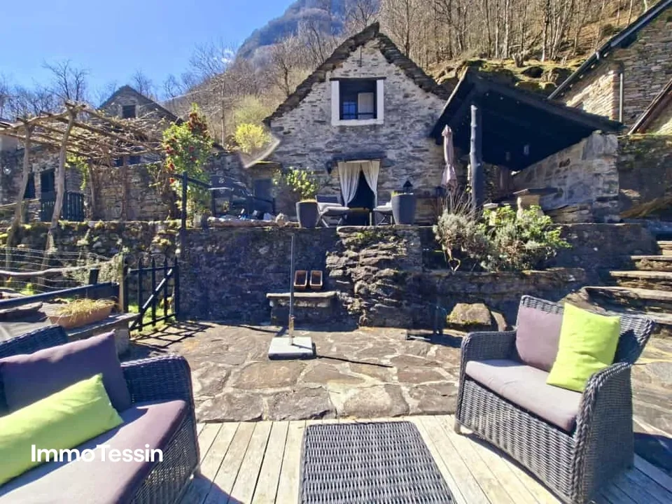 OCCASIONE: Bellissimo Rustico nel verde con terrazza, piscina & terreno naturale vicino alla Verzasca