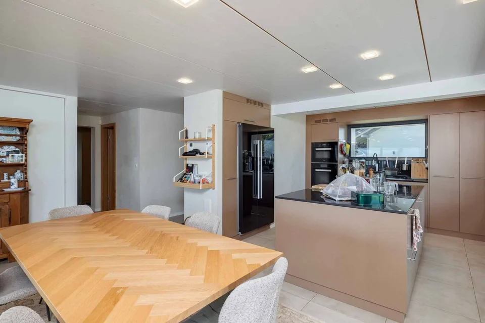 Exklusivität Cardis - Moderne Villa direkt am Wasser mit Bootsgarage
