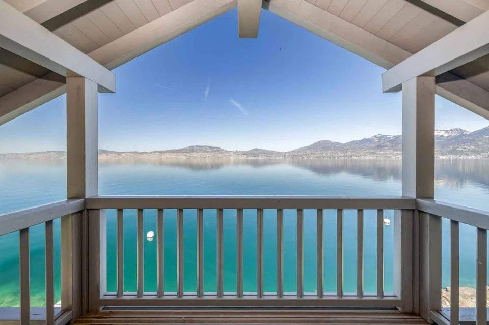 Exklusivität Cardis - Moderne Villa direkt am Wasser mit Bootsgarage