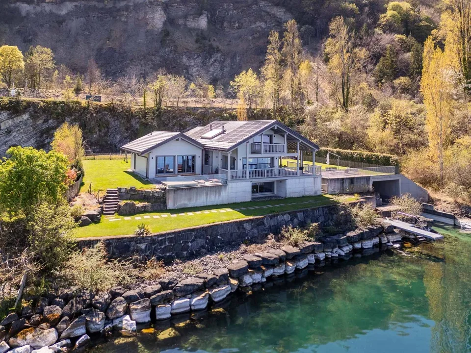 Exclusivité Cardis - Villa contemporaine pieds dans l'eau avec garage à bateau