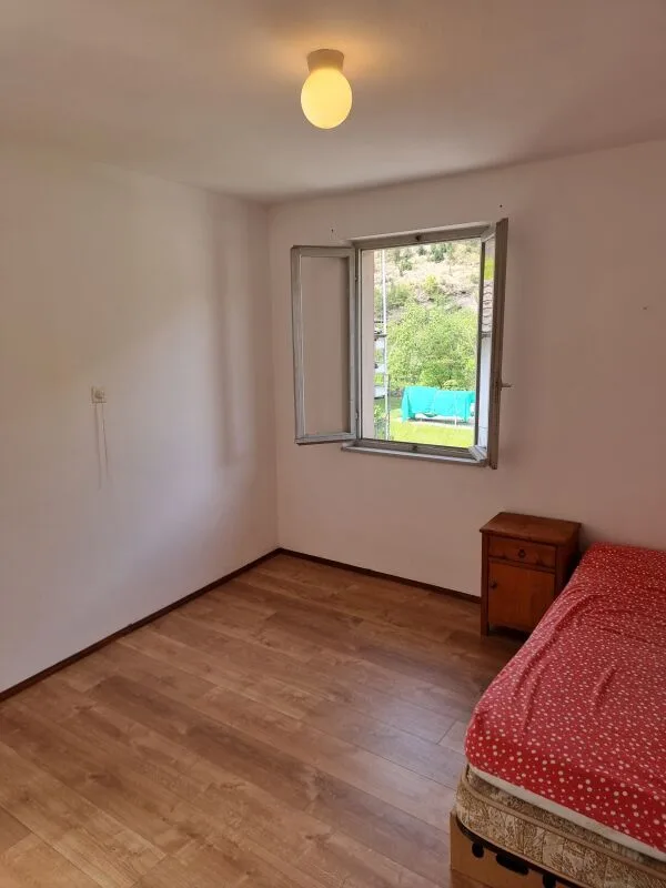Maison 4,5 pièces + rustique à rénover, avec jardin et places de parking