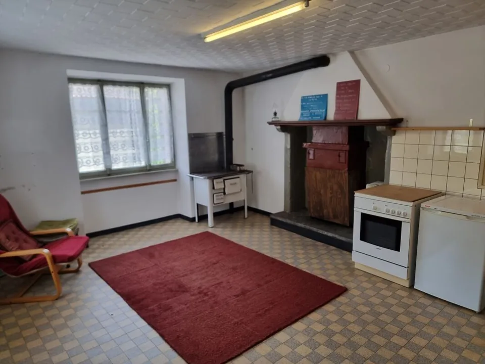 Maison 4,5 pièces + rustique à rénover, avec jardin et places de parking