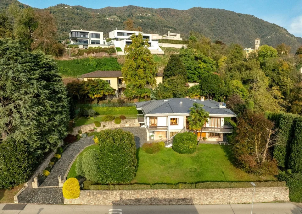 Elegante villa di 9.5 locali con vista panoramica a Morbio Inferiore