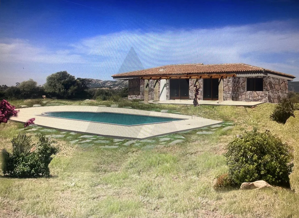 PORTO CERVO: TRE VILLE DA RISTRUTTURARE