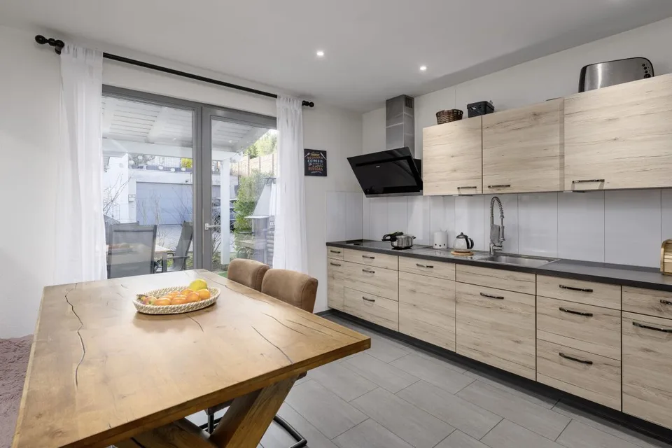Casa unifamiliare moderna nel verde con appartamento separato