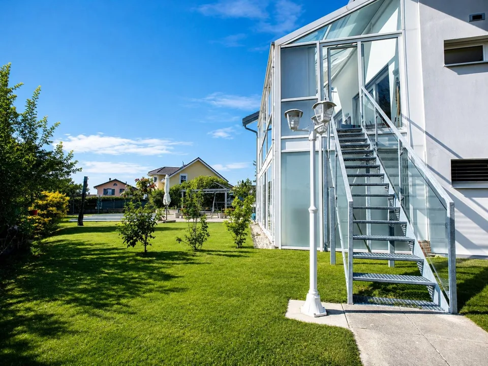 Duplex lumineux avec vue sur le lac et jardin attenant à l'ISL