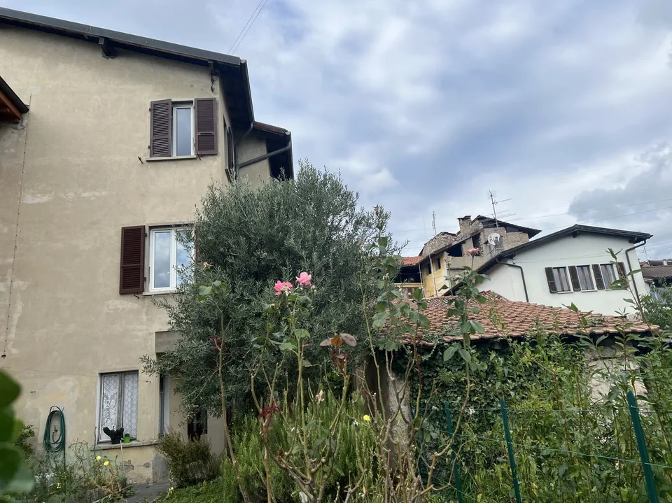 STABILE A REDDITO NEL NUCLEO CON GIARDINO – foto 7 di 13
