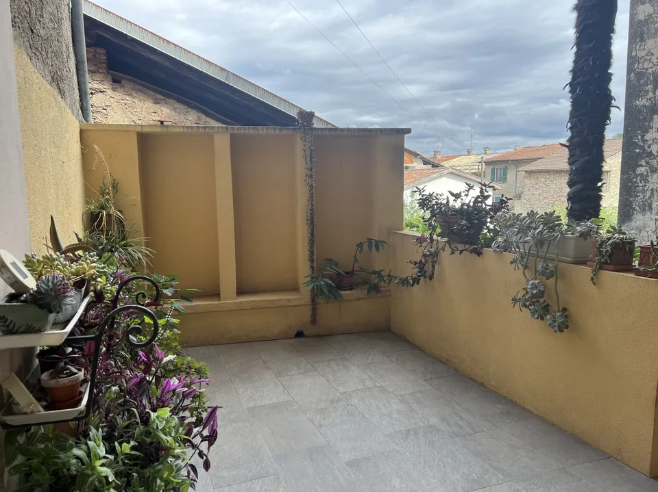 STABILE A REDDITO NEL NUCLEO CON GIARDINO – foto 6 di 13