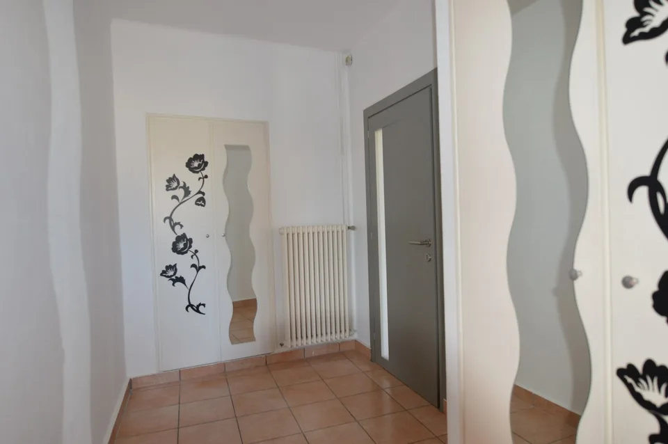 STABILE A REDDITO NEL NUCLEO CON GIARDINO – foto 8 di 13