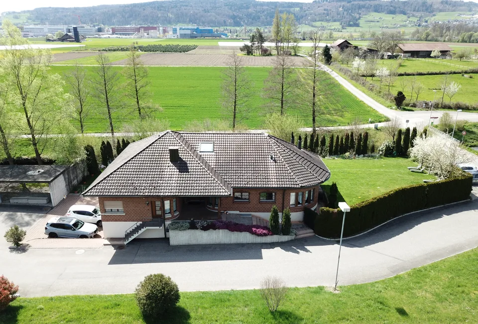 RESERVIERT - Grossflächiges und bemerkenswertes Einfamilienhaus