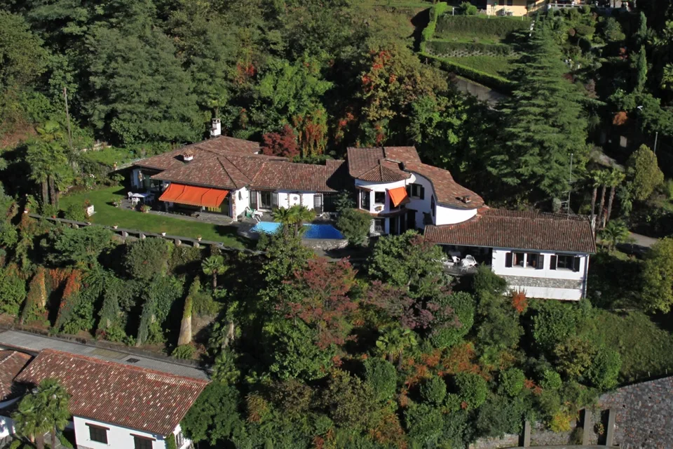 Grande Villa con annessa particella al lago con casetta e darsena  a Morcote