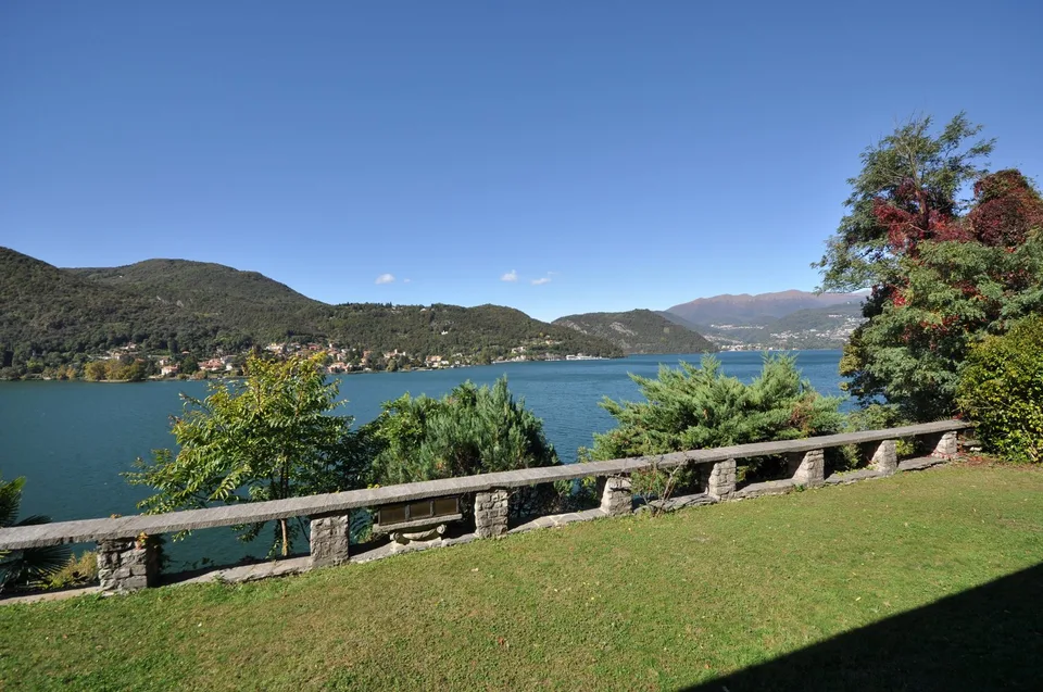 Grande Villa con annessa particella al lago con casetta e darsena  a Morcote