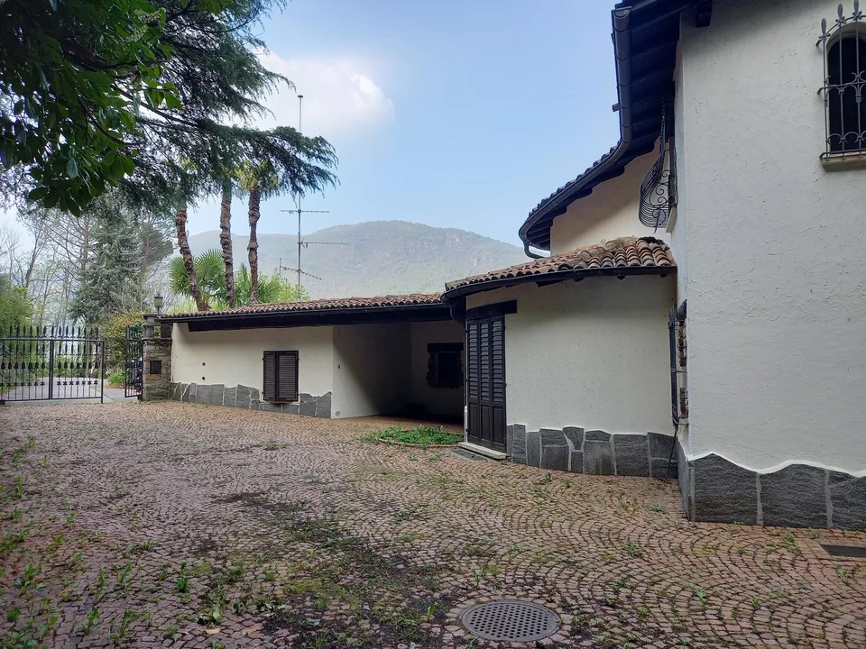Grande Villa con annessa particella al lago con casetta e darsena  a Morcote