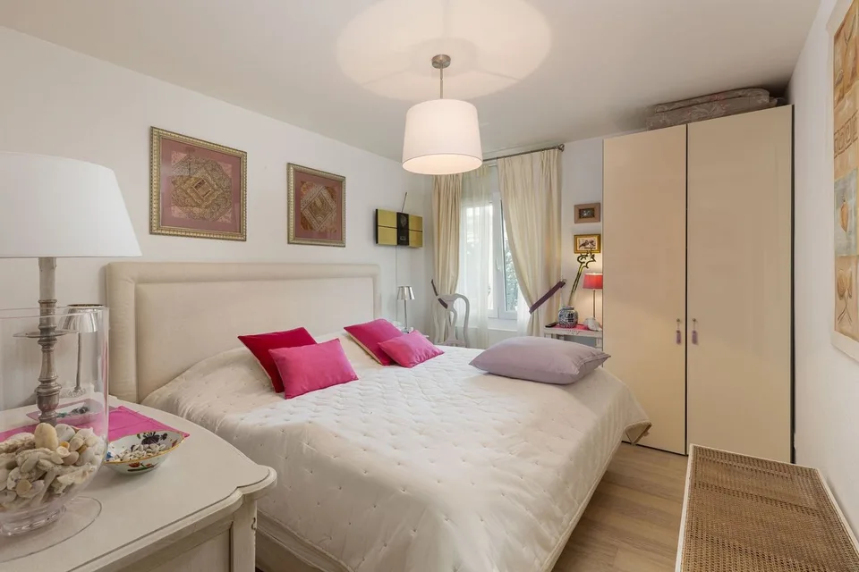 Prächtige Wohnung mit großem Garten, großer Terrasse und Blick auf den See und die Alpen