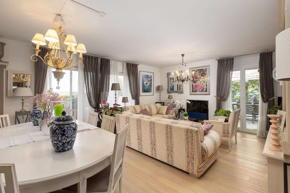 Prächtige Wohnung mit großem Garten, großer Terrasse und Blick auf den See und die Alpen