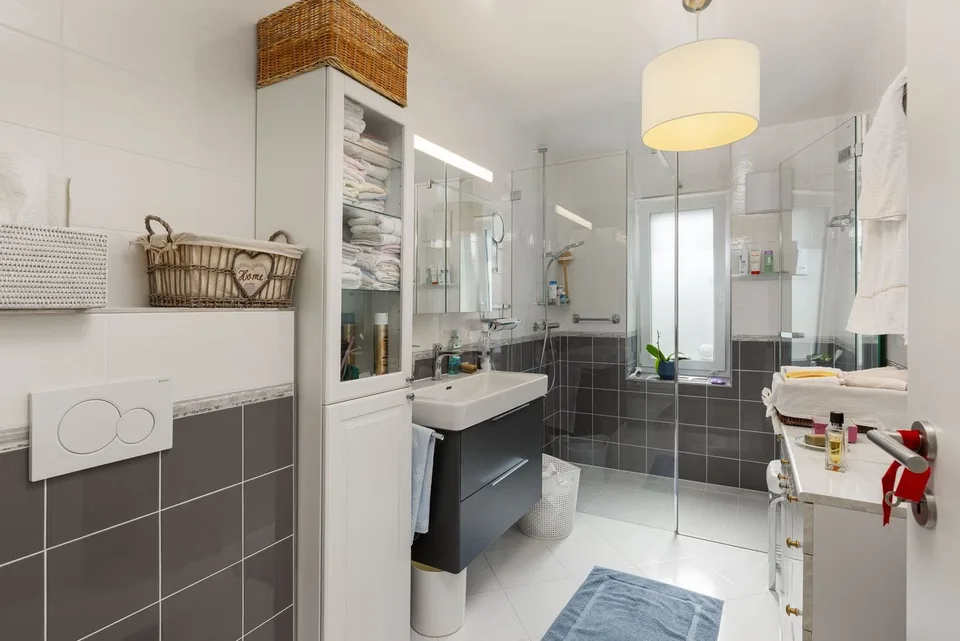 APPARTEMENT QUASI NEU, GARTEN UND TERRASSE MIT BICK AUF SEE UND ALPEN – Foto 8 von 13
