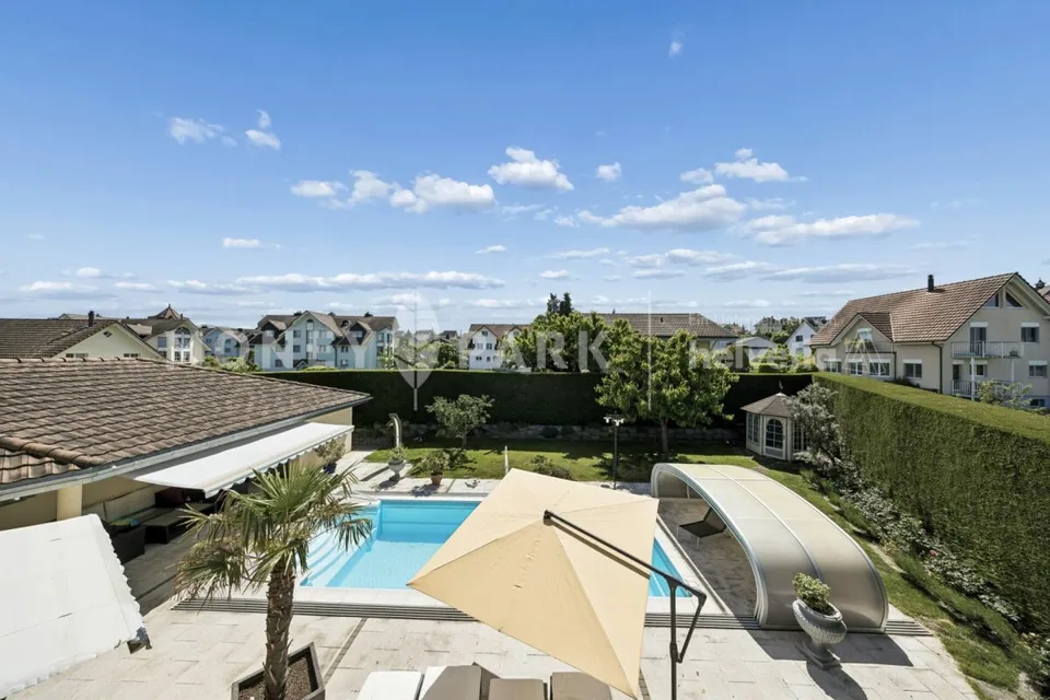 Villa mit Pool, Seesicht und unverbaubarer Lage mit Weitblick ins Grüne – Foto 12 von 16