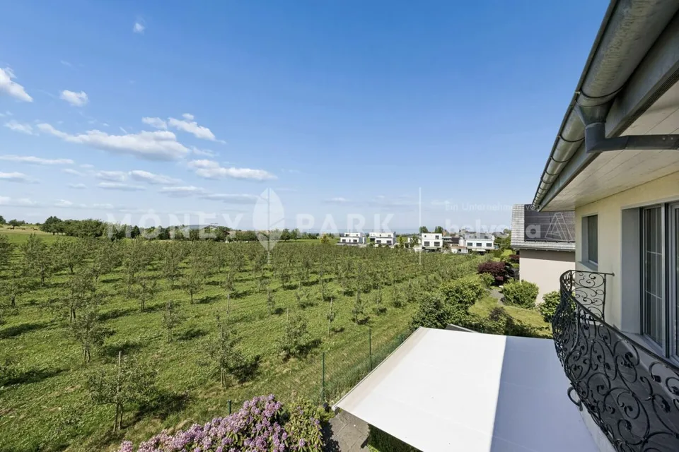 Villa mit Pool, Seesicht und unverbaubarer Lage mit Weitblick ins Grüne – Foto 14 von 16