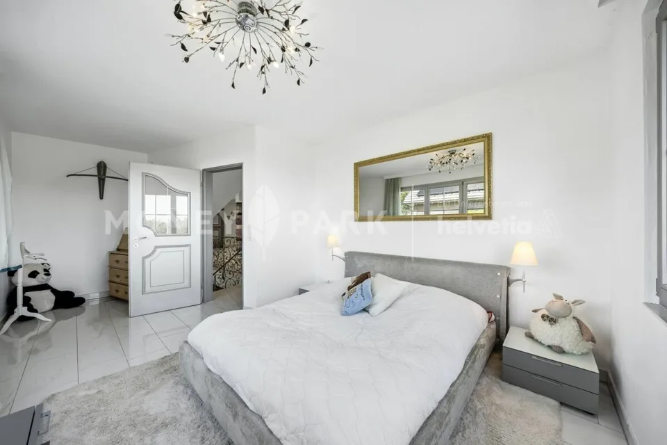 Villa mit Pool, Seesicht und unverbaubarer Lage mit Weitblick ins Grüne – Foto 7 von 16