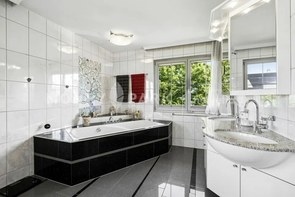 Villa mit Pool, Seesicht und unverbaubarer Lage mit Weitblick ins Grüne – Foto 8 von 16