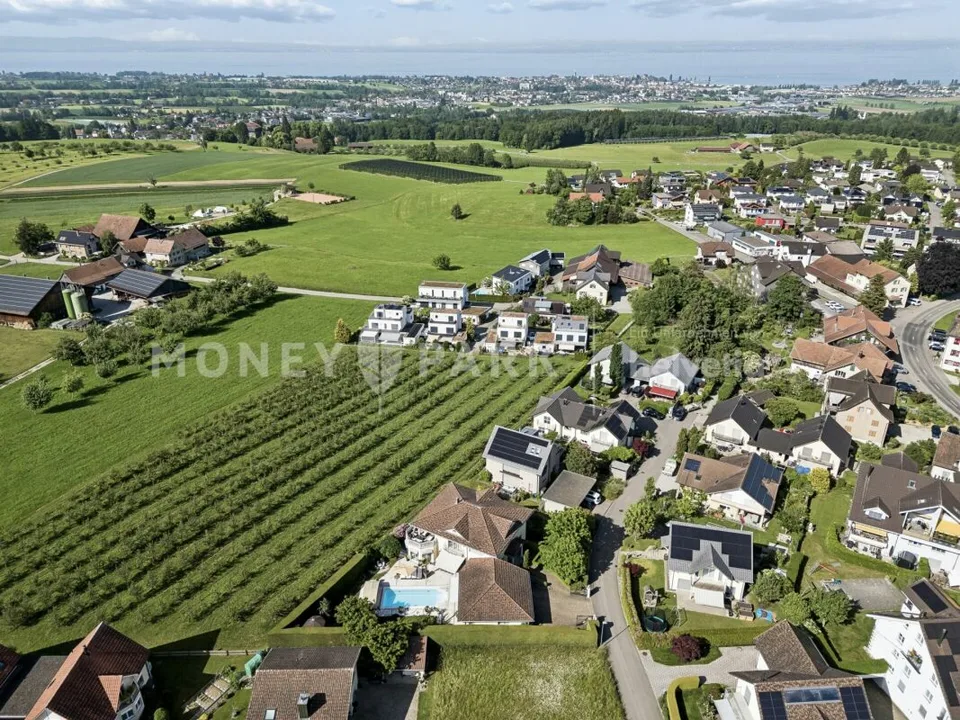 Villa mit Pool, Seesicht und unverbaubarer Lage mit Weitblick ins Grüne – Foto 16 von 16