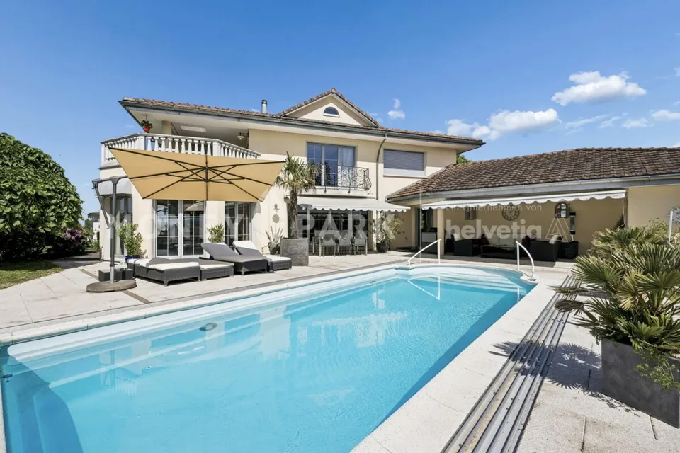 Villa mit Pool, Seesicht und unverbaubarer Lage mit Weitblick ins Grüne