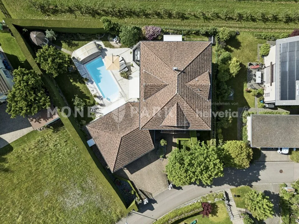 Villa mit Pool, Seesicht und unverbaubarer Lage mit Weitblick ins Grüne – Foto 15 von 16