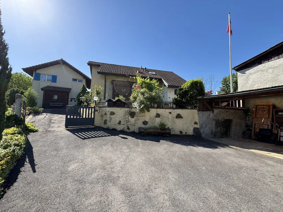 Rare : 2 maisons avec solaire + pompe à chaleur · piscine · 5 min Yverdon