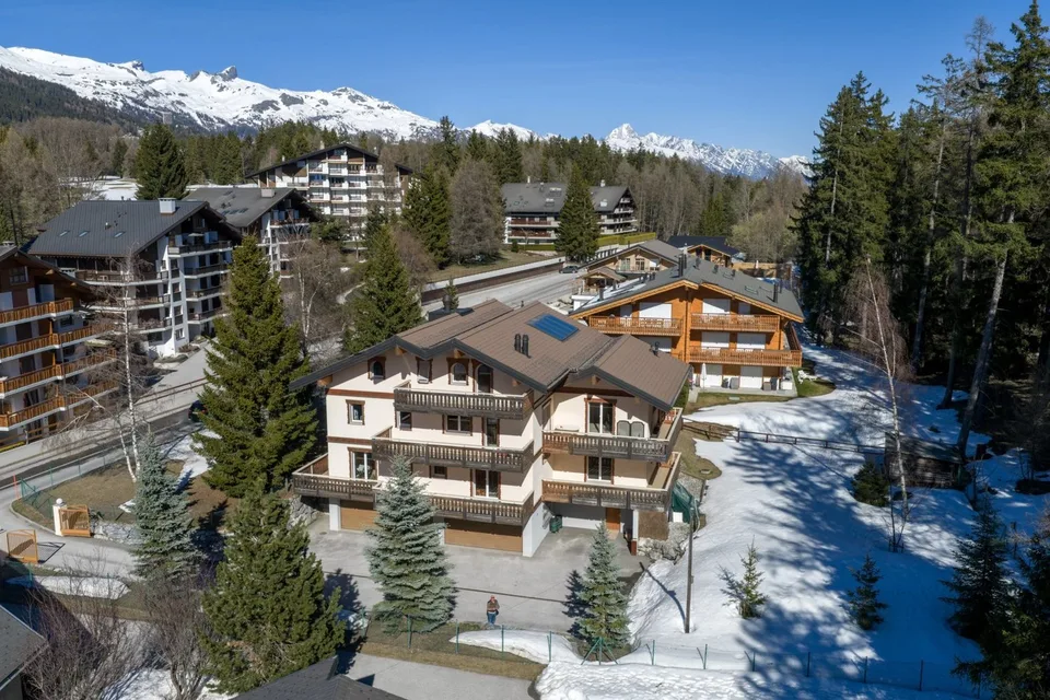 Gebäude mit drei Wohnungen auf dem Golf von Crans-Montana