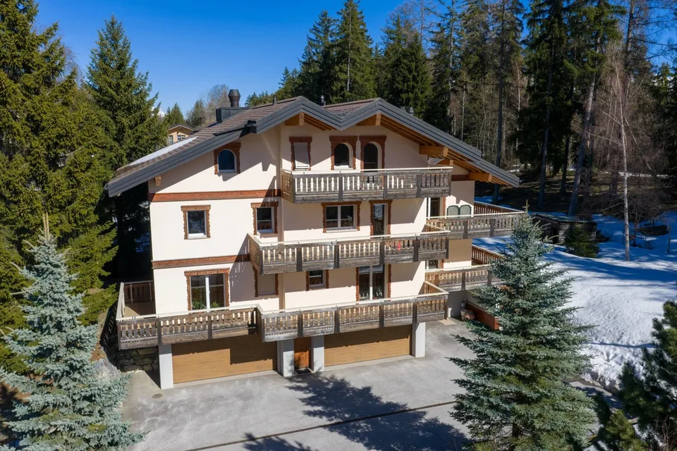 Bâtiment de trois logements sur le Golf de Crans-Montana
