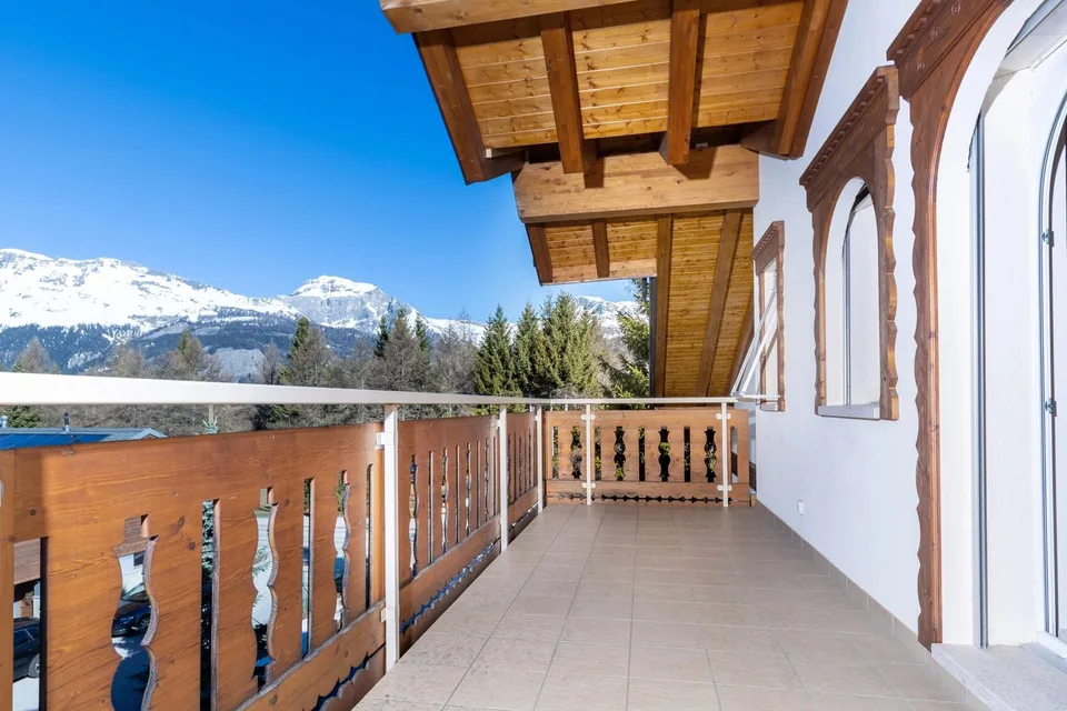 Gebäude mit drei Wohnungen auf dem Golf von Crans-Montana