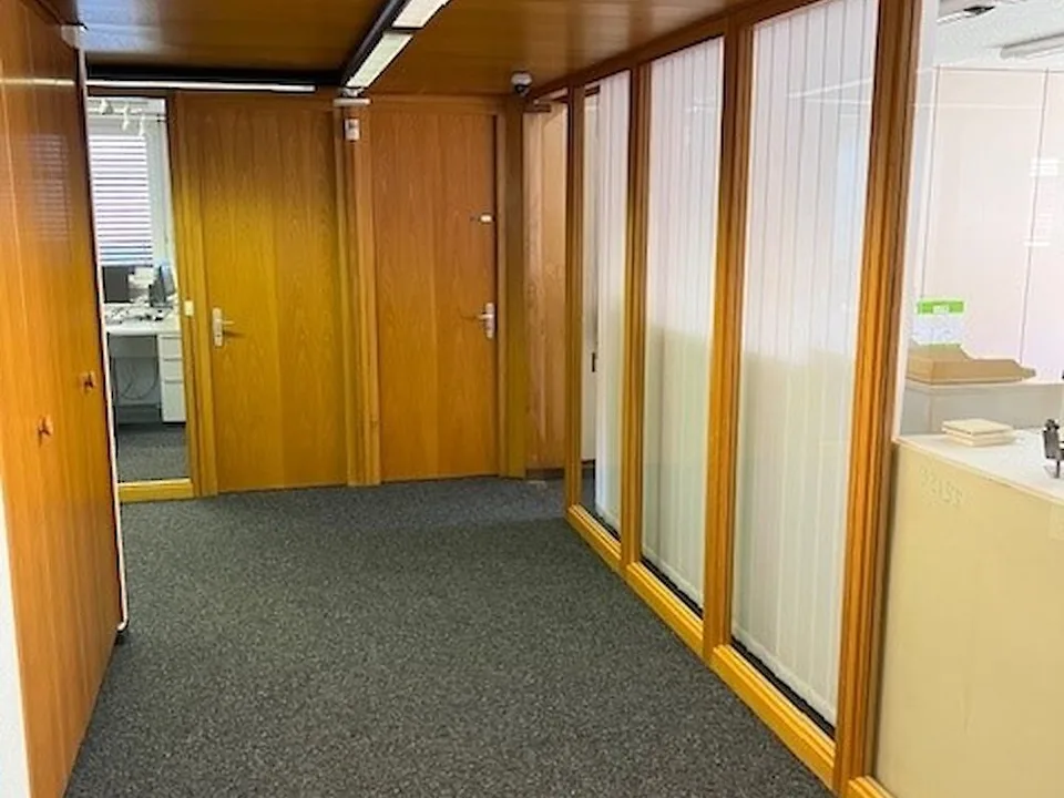 458 m² grosses Büro (in zwei oder mehr Einheiten unterteilbar) nahe des Zentrums von Fribourg – Foto 9 von 13