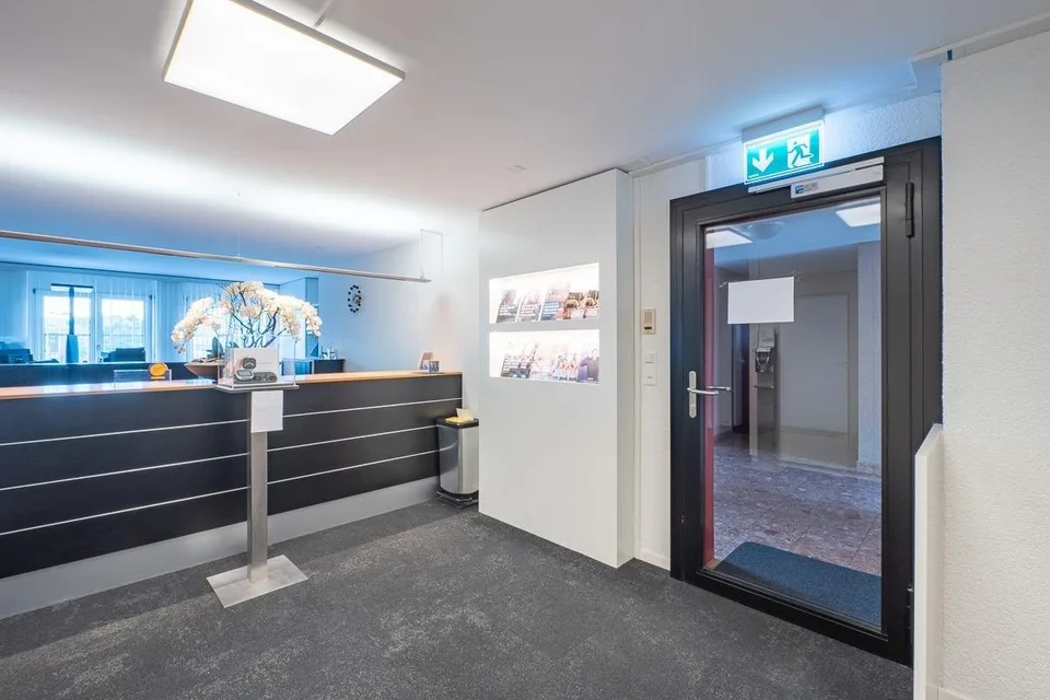Bezugsbereite Büro-/Praxisfläche im 1. OG
