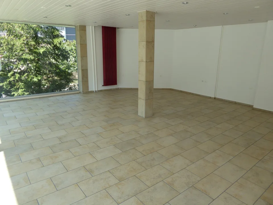 Lumineux et spacieux local commercial au rez-de-chaussée