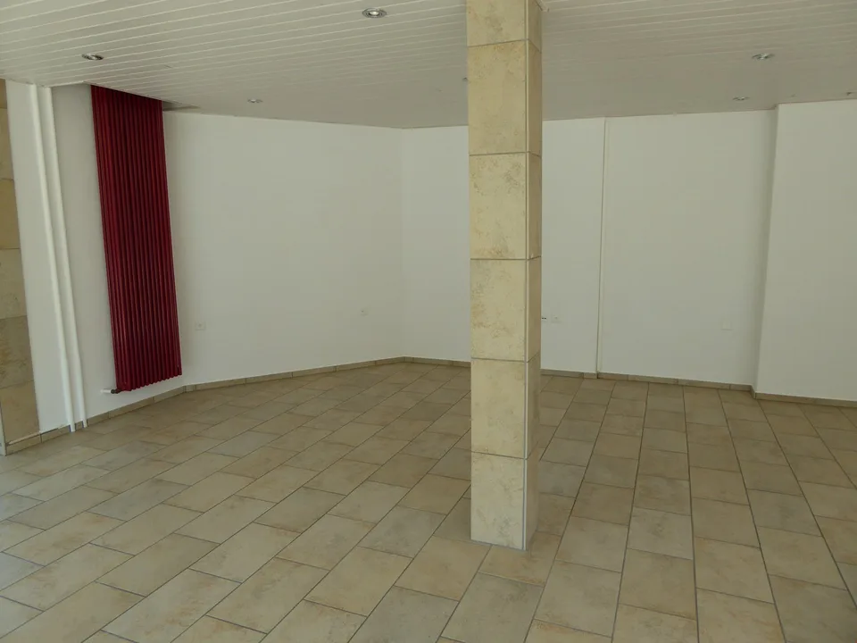 Lumineux et spacieux local commercial au rez-de-chaussée