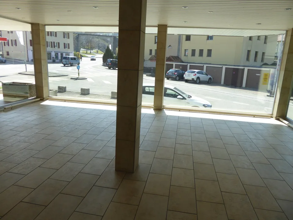 Lumineux et spacieux local commercial au rez-de-chaussée
