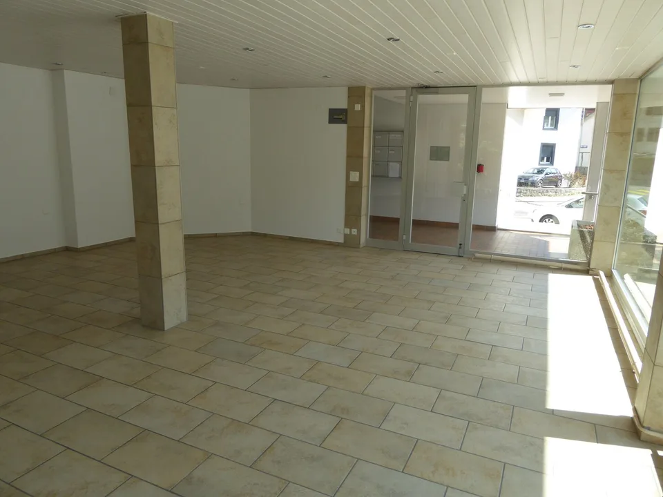 Lumineux et spacieux local commercial au rez-de-chaussée