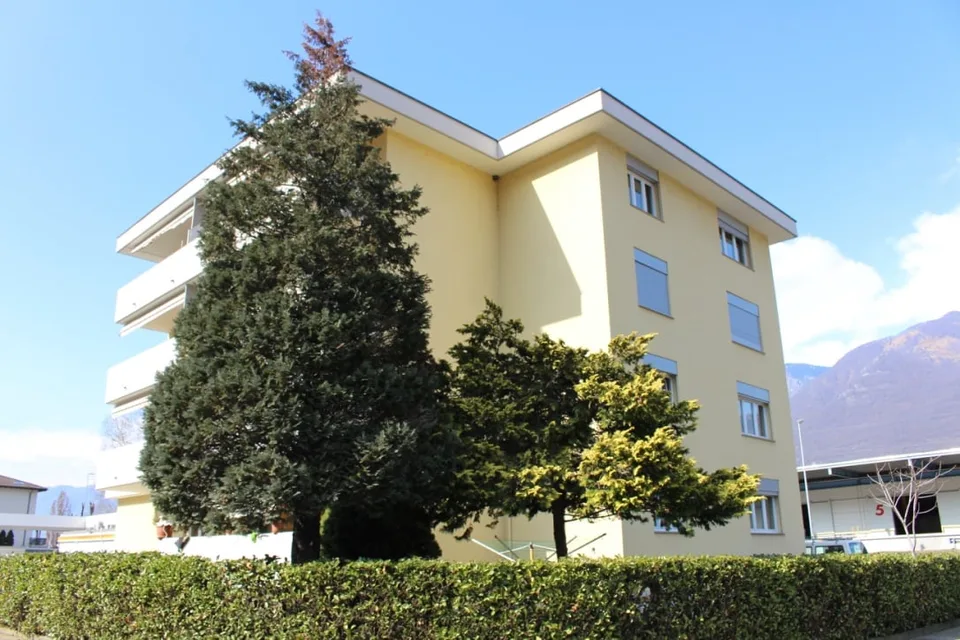 CADENAZZO - AFFITTASI AMPIO 4.5 LOCALI COMPLETAMENTE RISTRUTTURATO
