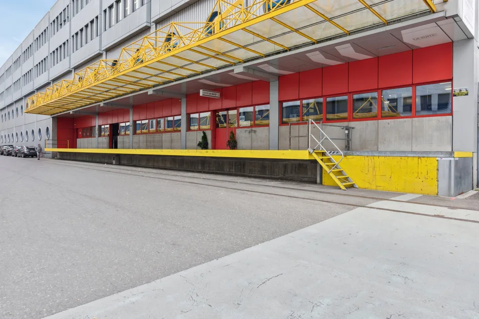Grande piattaforma luminosa vicino a Flon