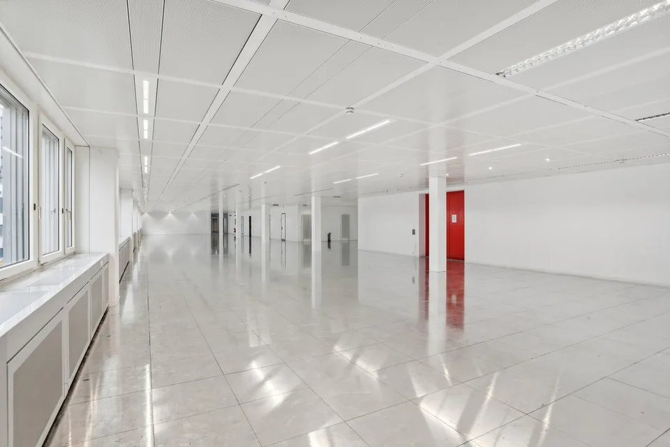 Grande piattaforma luminosa vicino a Flon