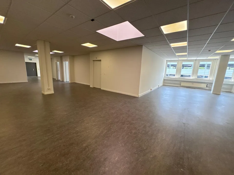 500 m² d'espaces de bureaux prêts à être occupés avec des bureaux individuels et en open space