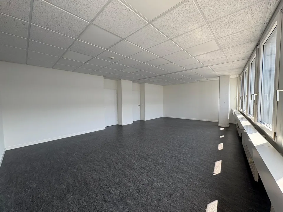 500 m² d'espaces de bureaux prêts à être occupés avec des bureaux individuels et en open space