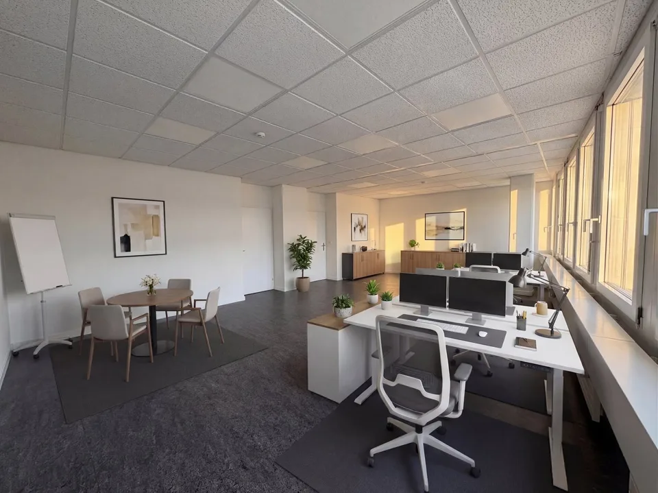 500 m² d'espaces de bureaux prêts à être occupés avec des bureaux individuels et en open space